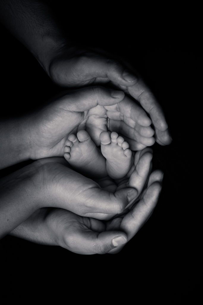 Detailfoto van handen en voeten baby