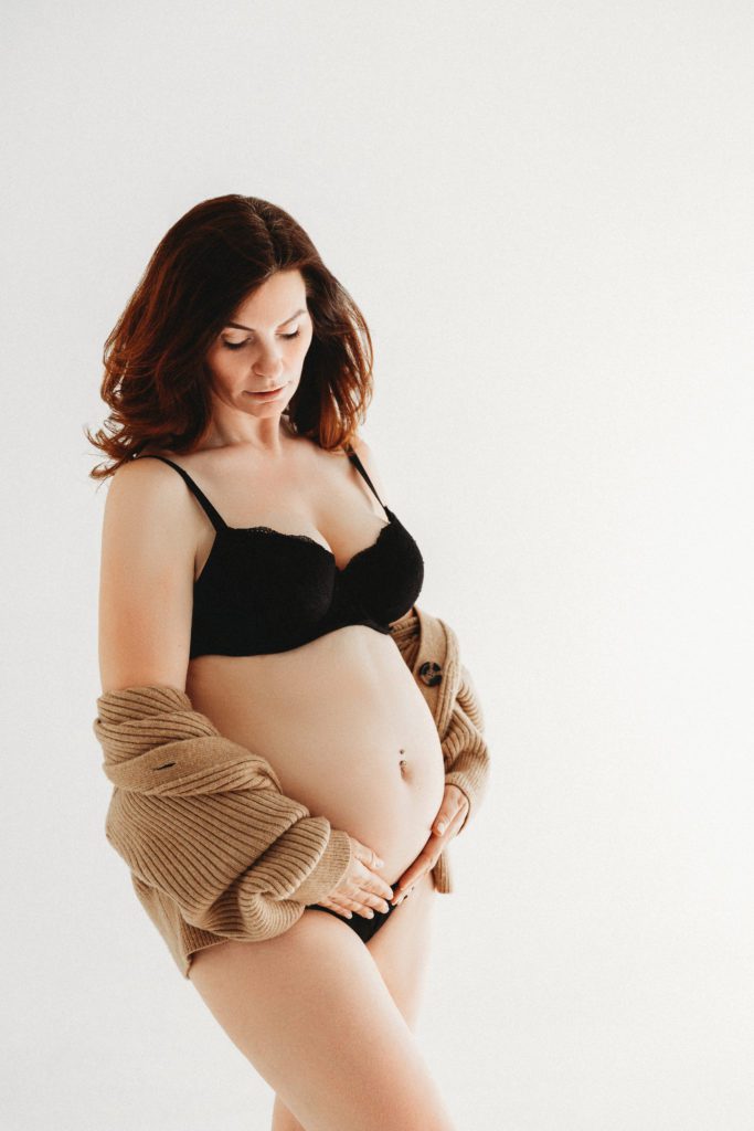 Zwangere vrouw in de studio gefotografeerd