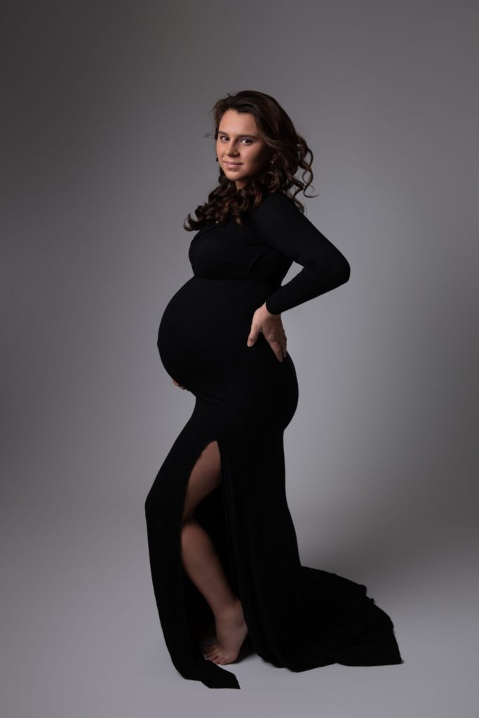 Zwarte zwangerschapsjurk met split client closet fotografie