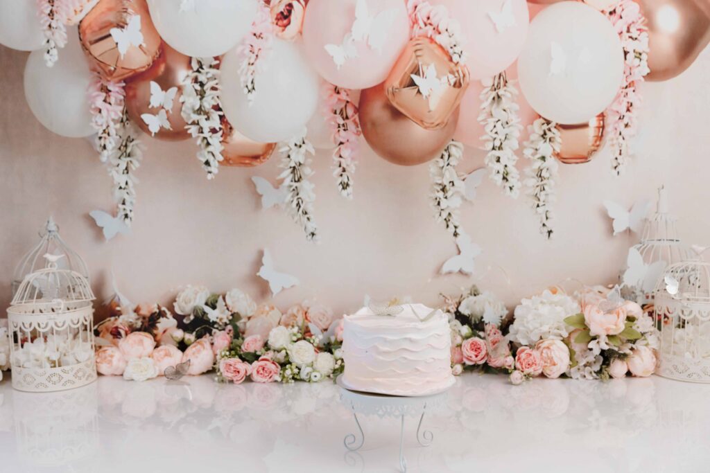 cakesmash met ballonnen bloemen en vlinders in het roze