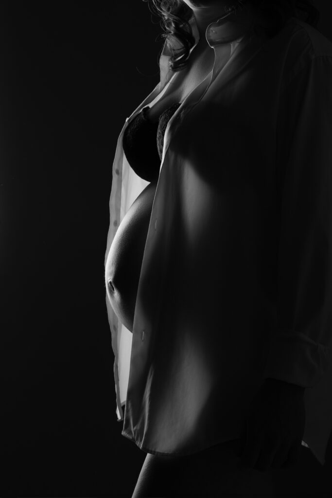 zwangere vrouw gefotografeerd met tegenlicht