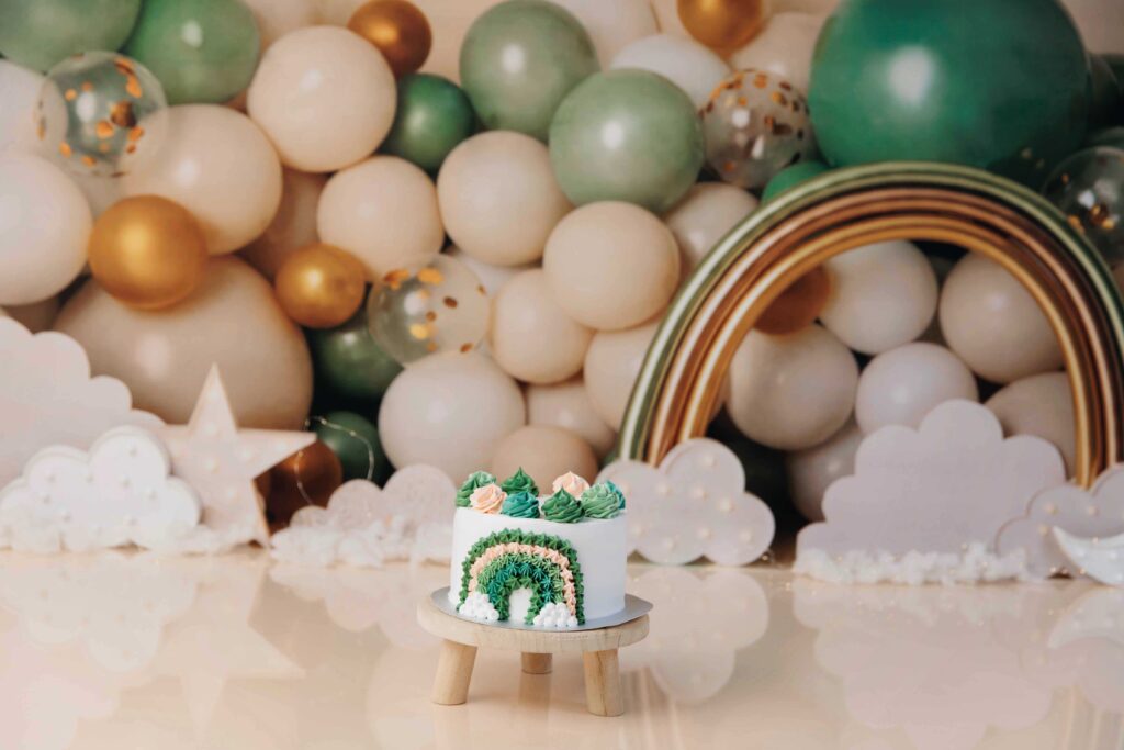 Cakesmash setting met regenboog, wolkjes en zachte groentinten